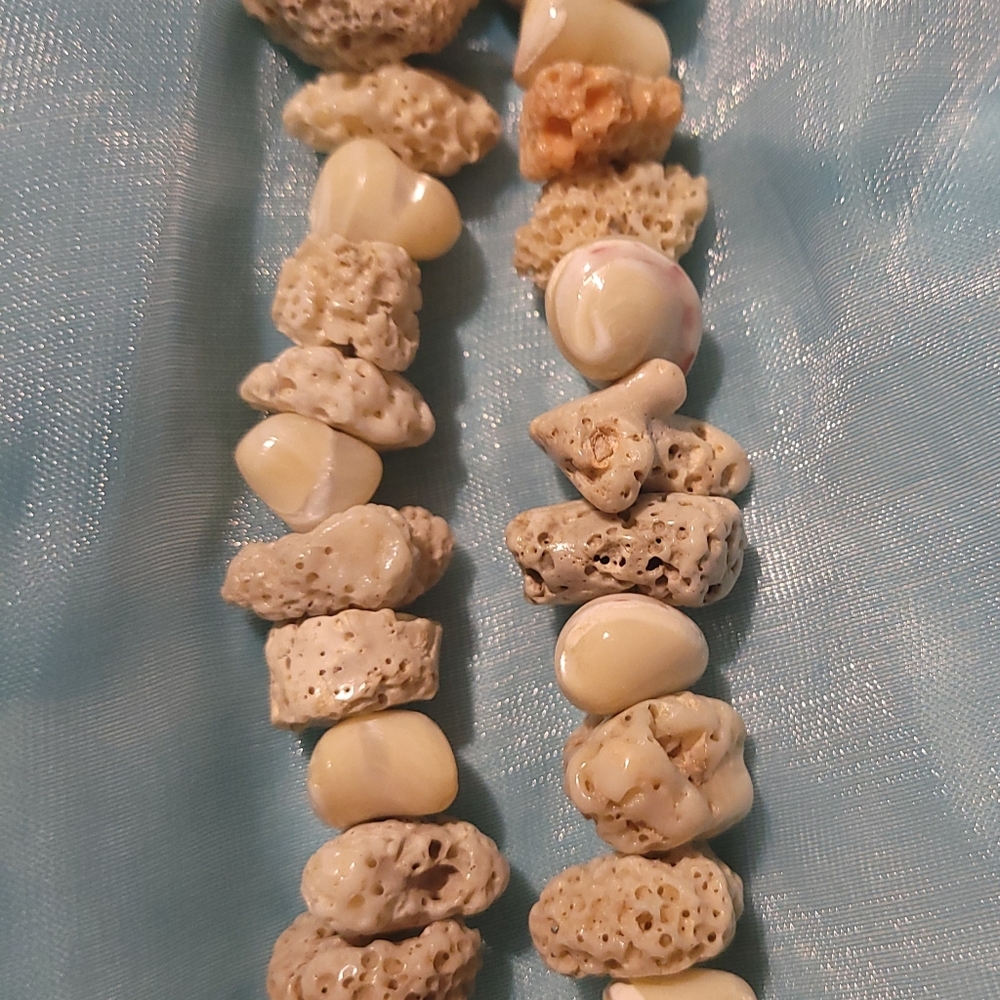 Breathtaking Coral Beaded🪸 Necklace with Mother of pearl Shell ..15 inches.. - Picture 7 of 8